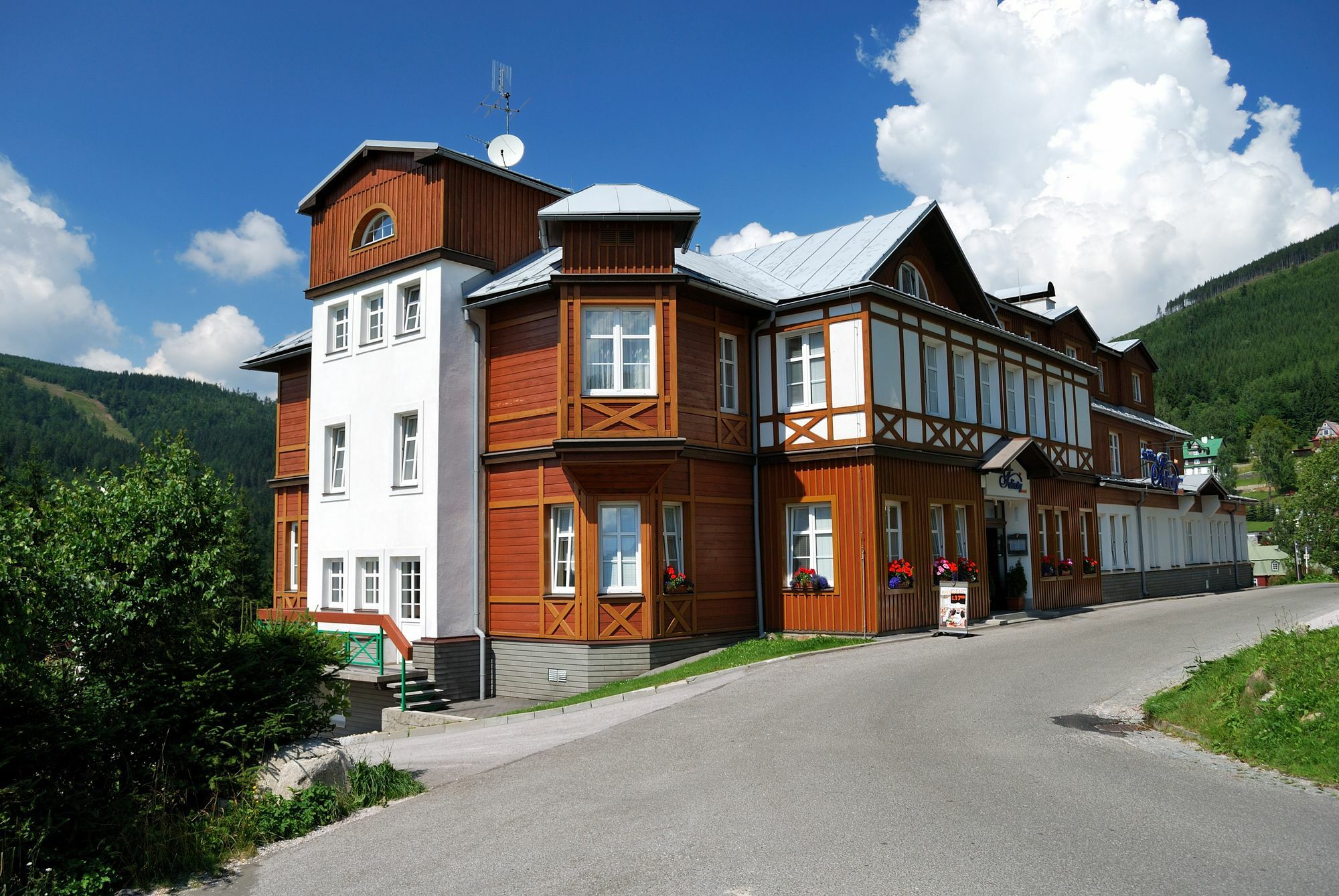 Hotel Snezka Špindlerŭv Mlýn Екстериор снимка